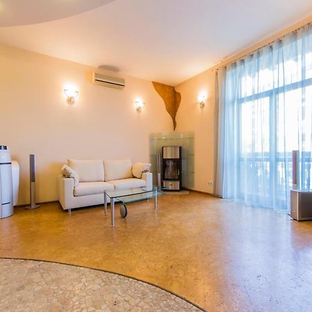 3-Room Apartments On Khreshchatyk. Building With Star Kiew Exterior foto