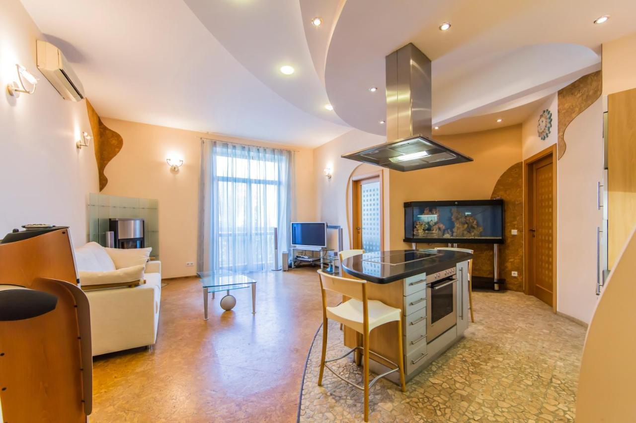 3-Room Apartments On Khreshchatyk. Building With Star Kiew Exterior foto